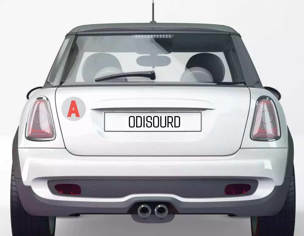 Voiture avec un disque ‘A’ pour jeune conducteur à l’arrière et plaque personnalisée Odisourd, illustrant un véhicule d’apprentissage pour auto-école.