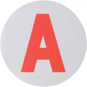 Disque ‘A’ rouge pour jeune conducteur, utilisé sur les véhicules des conducteurs novices.