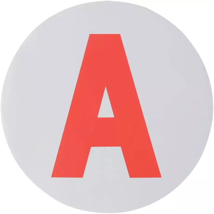 Disque ‘A’ rouge pour jeune conducteur, utilisé sur les véhicules des conducteurs novices.